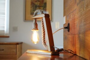 Lampka nocna handmade z drewna – styl industrialny, Sielskie Wzgórze