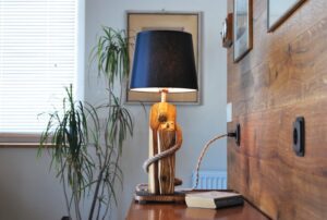 Lampa stołowa z drewnianej belki vintage – rękodzieło Sielskie Wzgórze