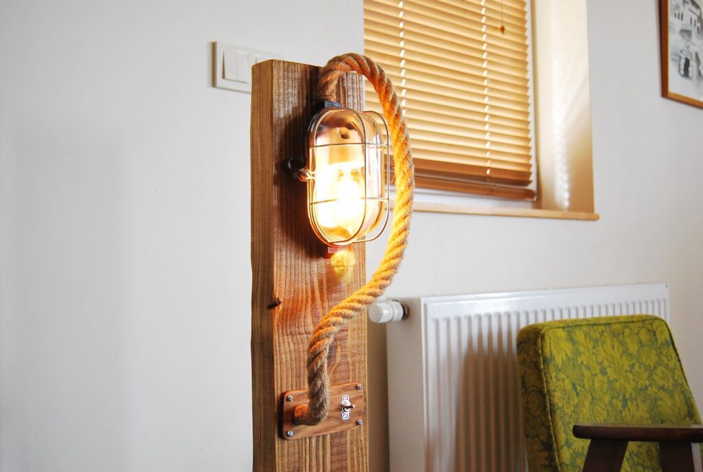 Lampa podłogowa oprawa ebonitowa vintage z lat 70 – rękodzieło Sielskie Wzgórze