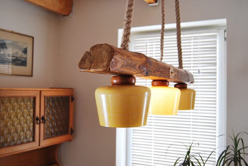 Lampa sufitowa vintage handmade z drewna i miedzi – rękodzieło Sielskie Wzgórze