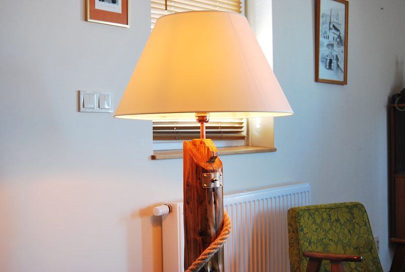 Duża lampa podłogowa vintage handmade z drewna – Sielskie Wzgórze